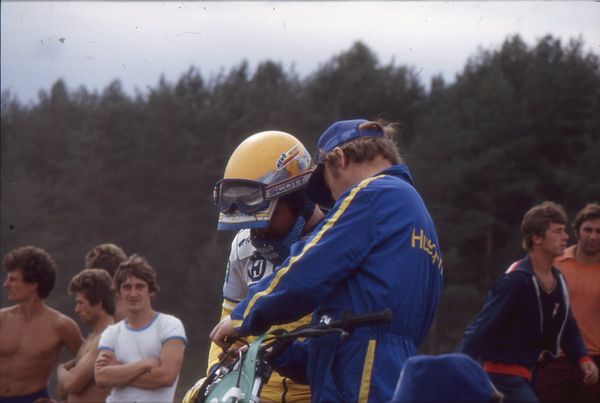 Mekaanikko Mauri Penttilä ohjeistaa Simo Taimia 1981